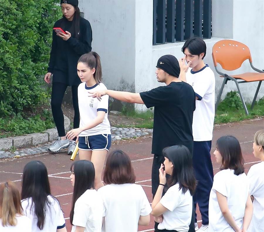 【多图】和周杰伦现身小学拍戏！昆凌扎马尾运动装好青春