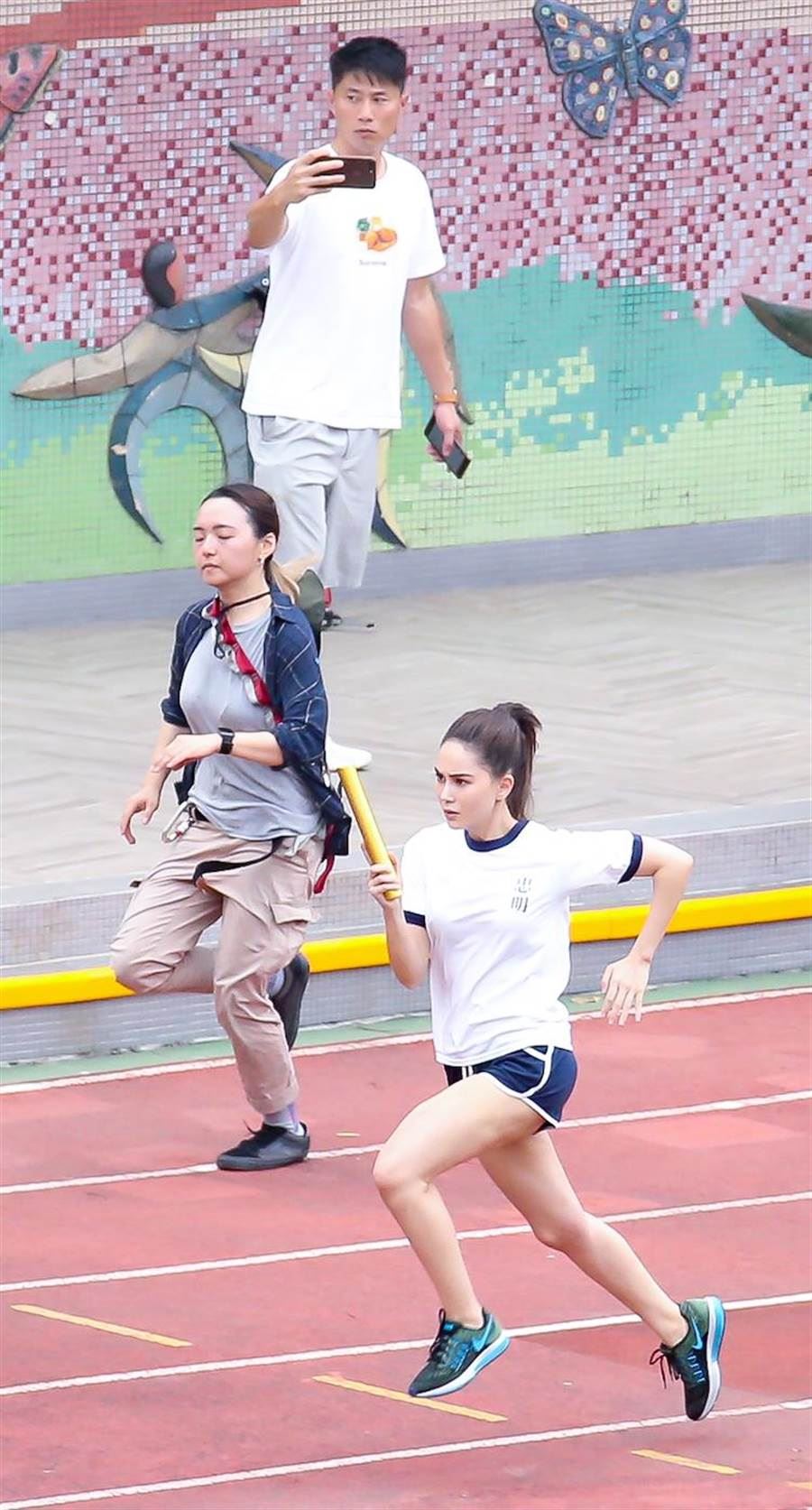 【多图】和周杰伦现身小学拍戏！昆凌扎马尾运动装好青春