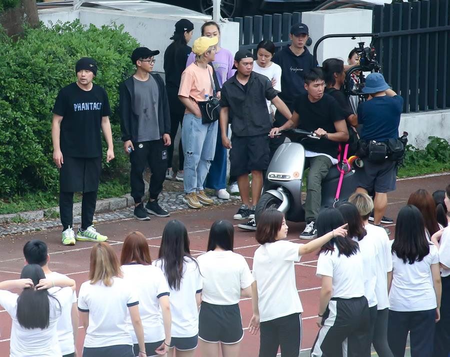 【多图】和周杰伦现身小学拍戏！昆凌扎马尾运动装好青春