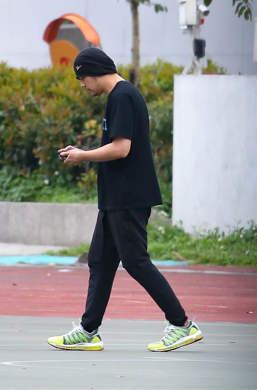 【多图】和周杰伦现身小学拍戏！昆凌扎马尾运动装好青春