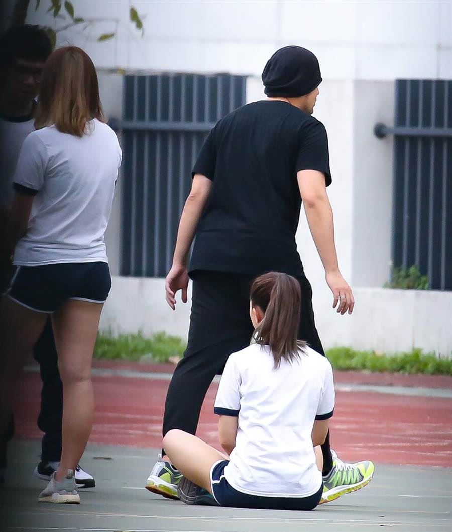 【多图】和周杰伦现身小学拍戏！昆凌扎马尾运动装好青春