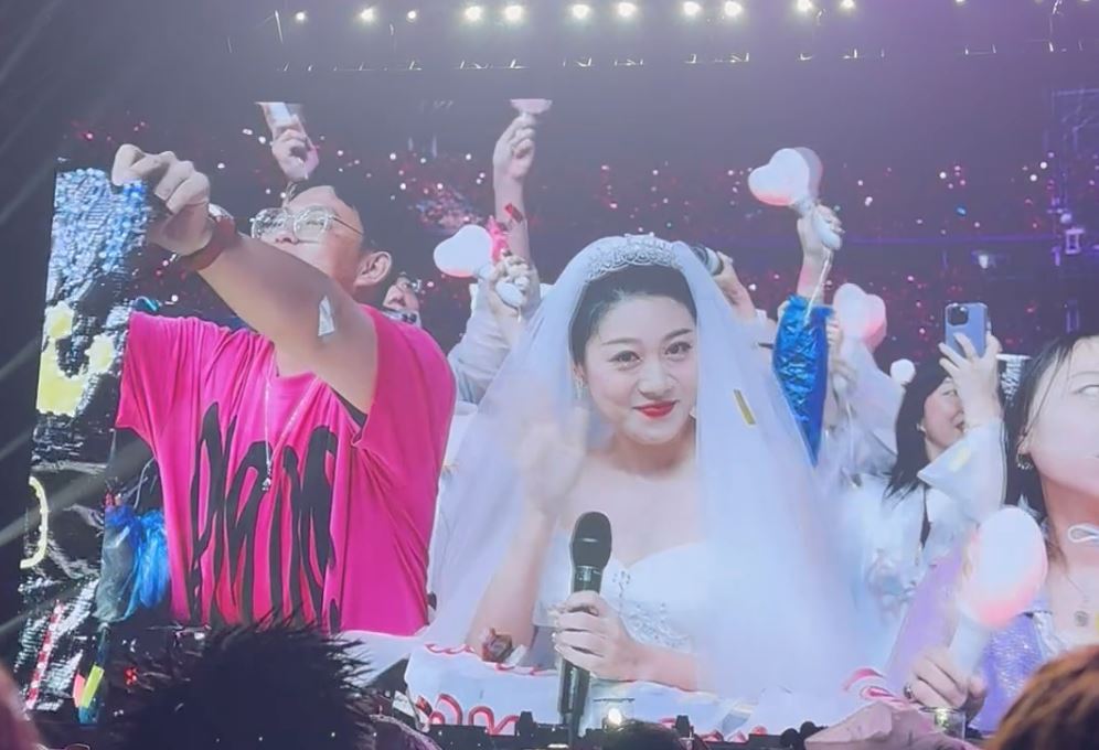 周杰伦女粉丝穿婚纱参加演唱会❗深情告白要嫁给自己的青春💞