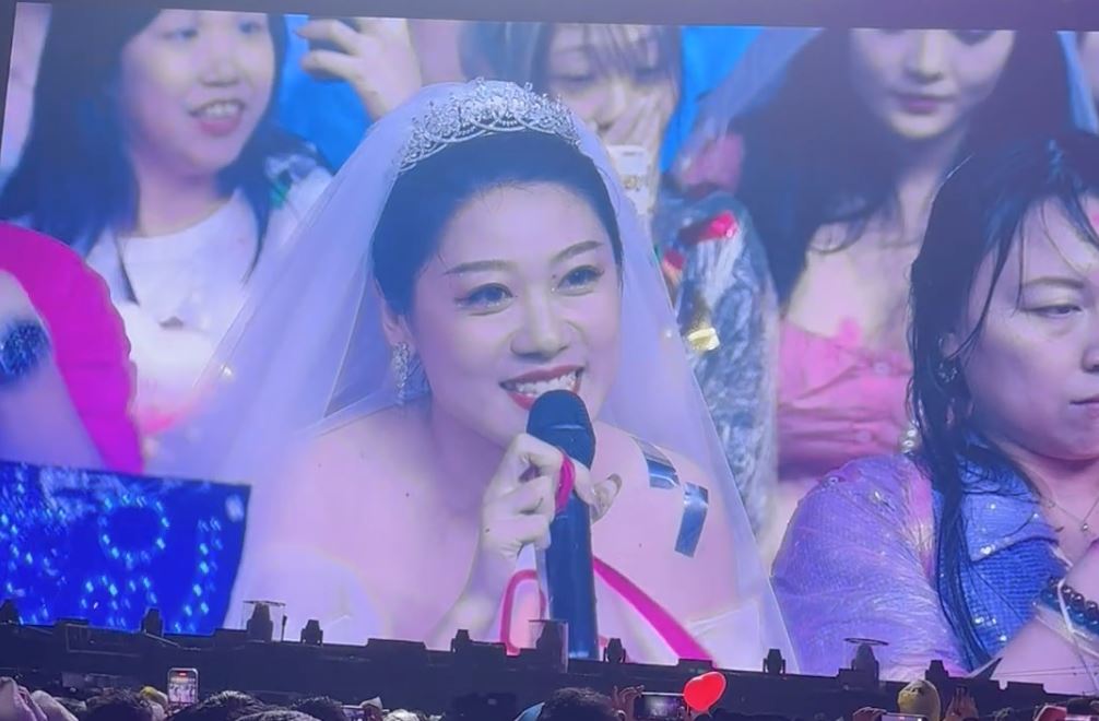 周杰伦女粉丝穿婚纱参加演唱会❗深情告白要嫁给自己的青春💞