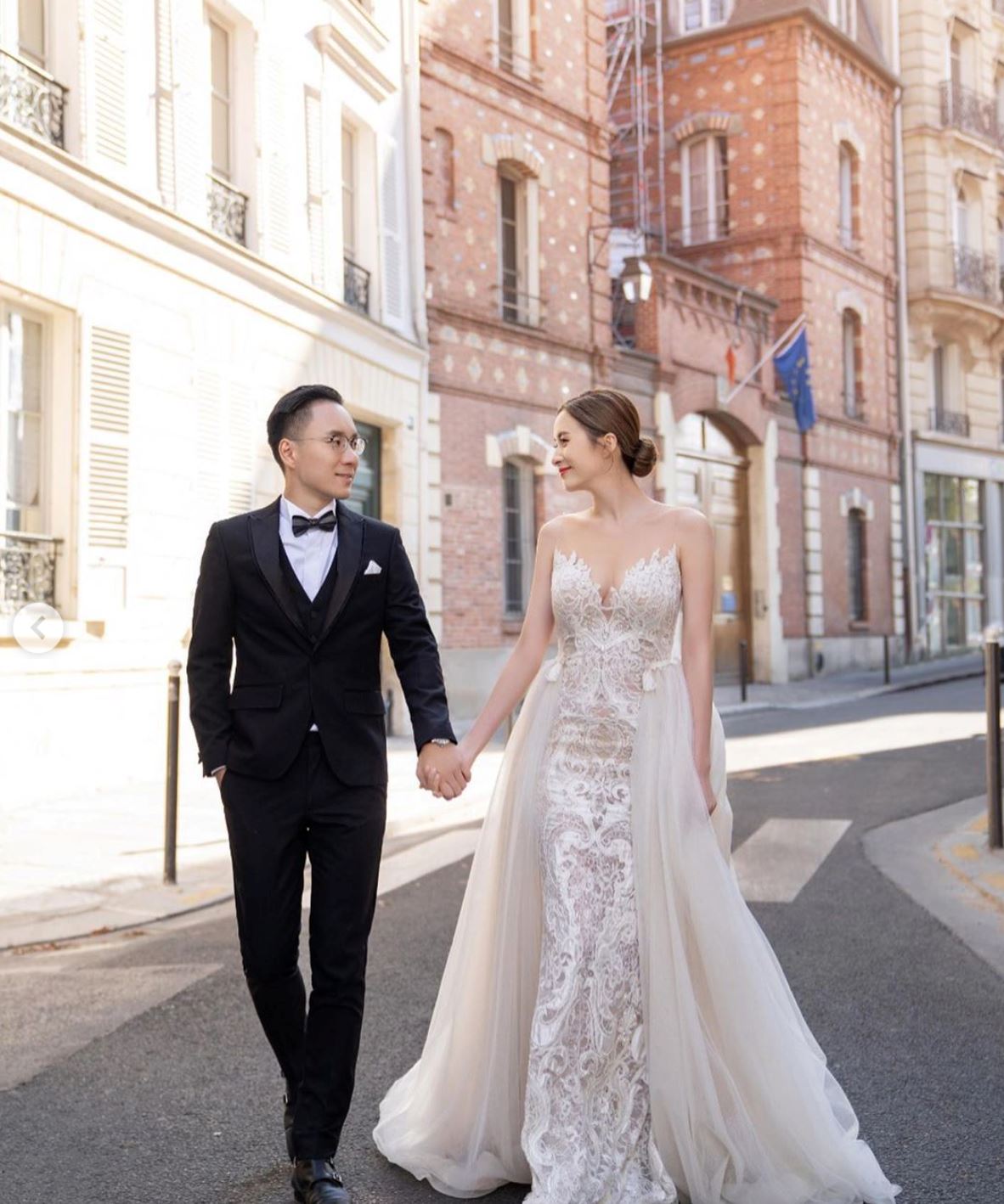 沈卓盈晒婚照！巴黎街头和老公深情对望好有爱