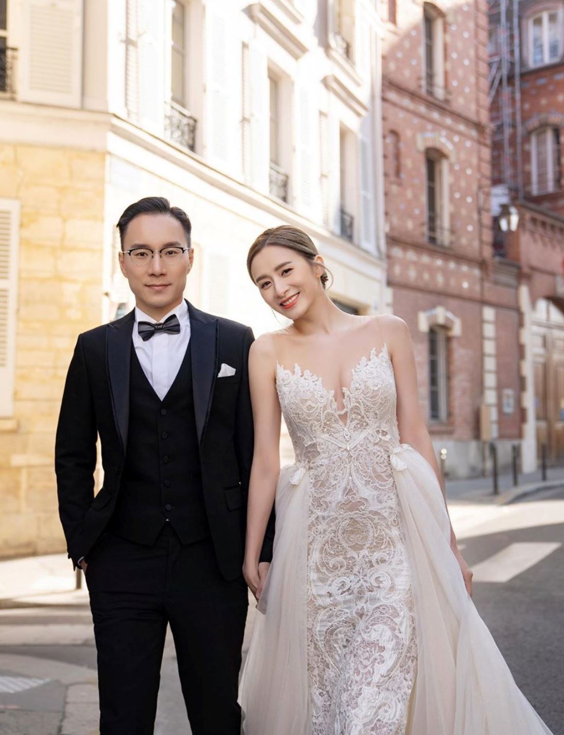 沈卓盈晒婚照！巴黎街头和老公深情对望好有爱