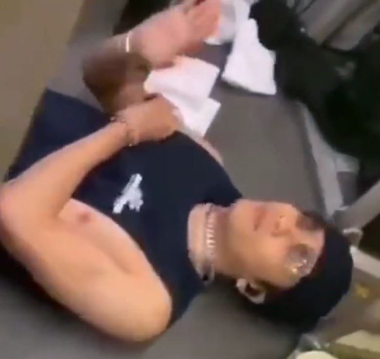 演唱会意外！王嘉尔跌下台！躺很久没反应！粉丝吓死