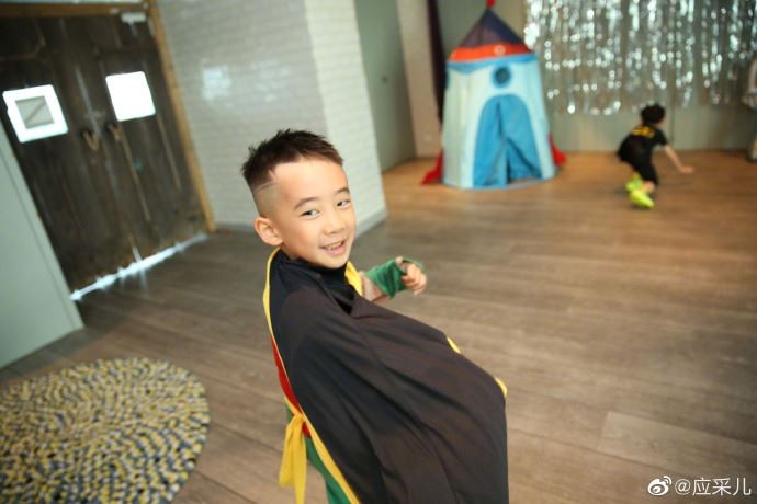 jasper 六岁生日！陈小春应采儿陪儿子 cosplay