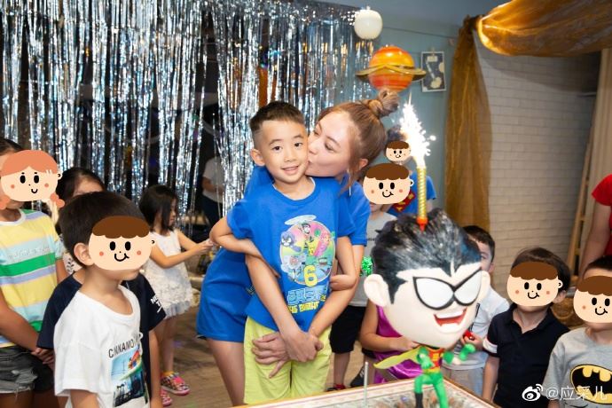 jasper 六岁生日！陈小春应采儿陪儿子 cosplay