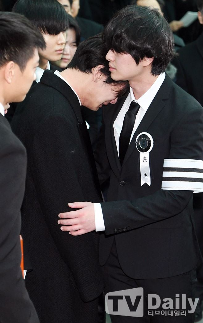 钟铉出殡了！shinee 捧牌位抬棺！少女时代泪崩