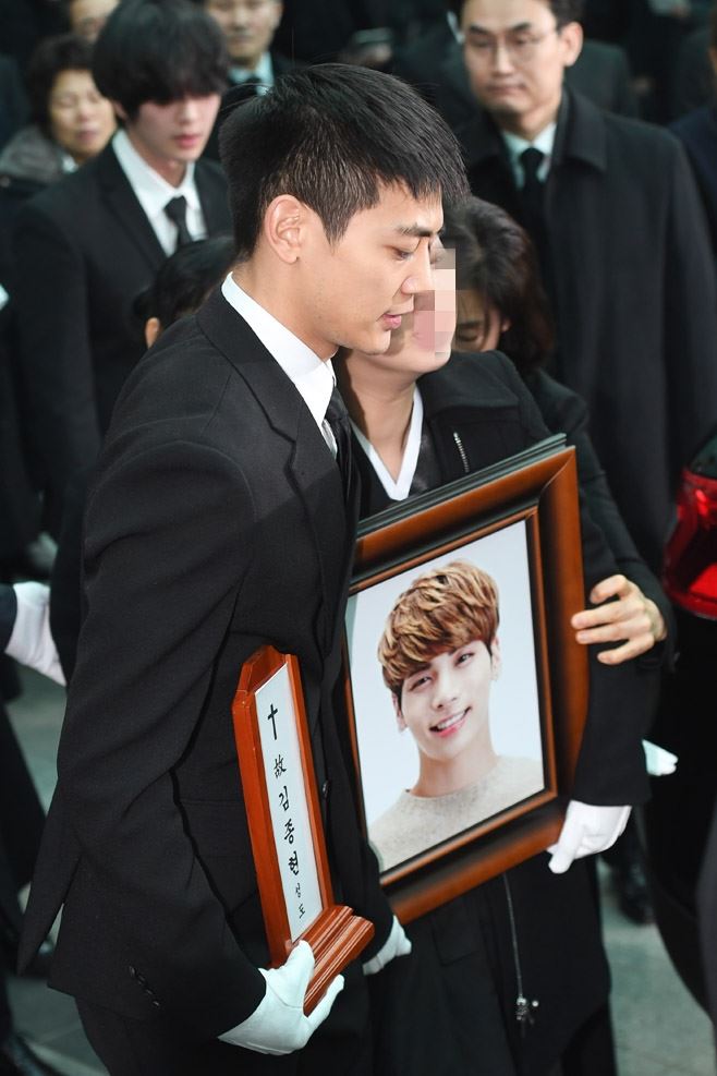 钟铉出殡了！shinee 捧牌位抬棺！少女时代泪崩