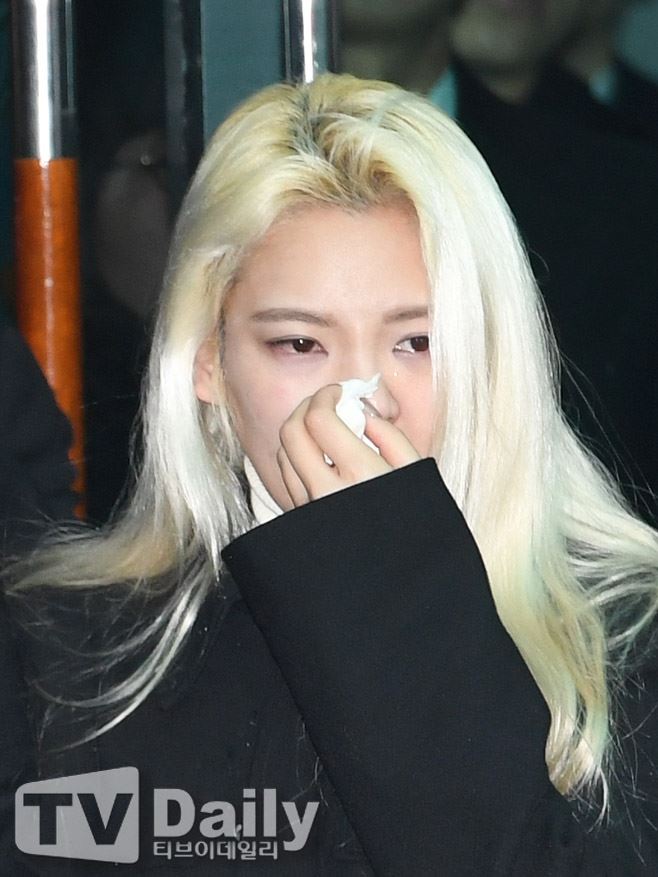 钟铉出殡了！shinee 捧牌位抬棺！少女时代泪崩