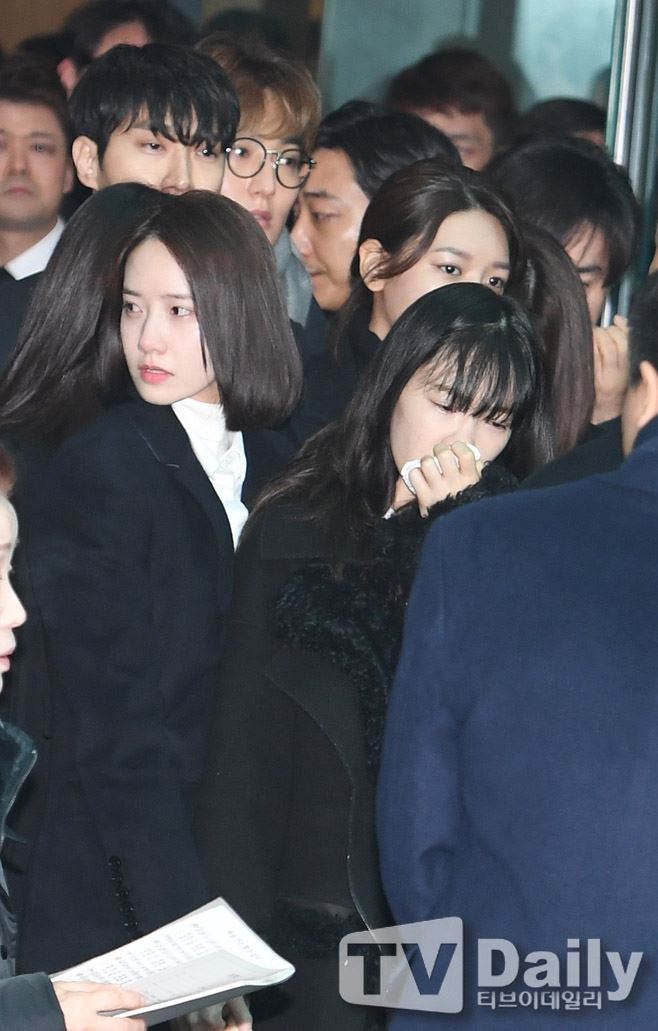 钟铉出殡了！shinee 捧牌位抬棺！少女时代泪崩