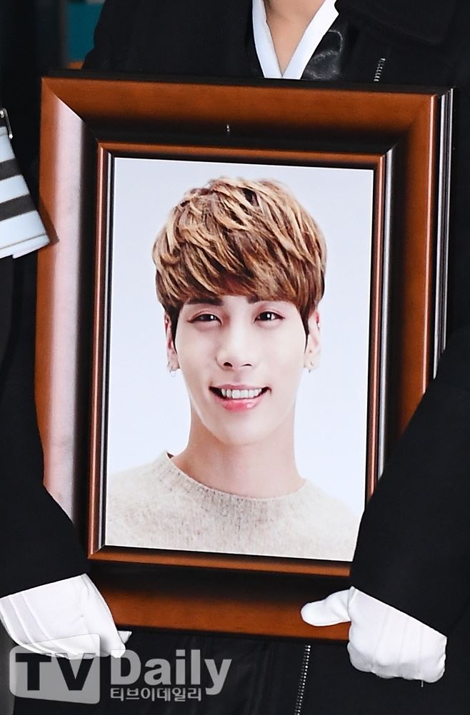 钟铉出殡了！shinee 捧牌位抬棺！少女时代泪崩