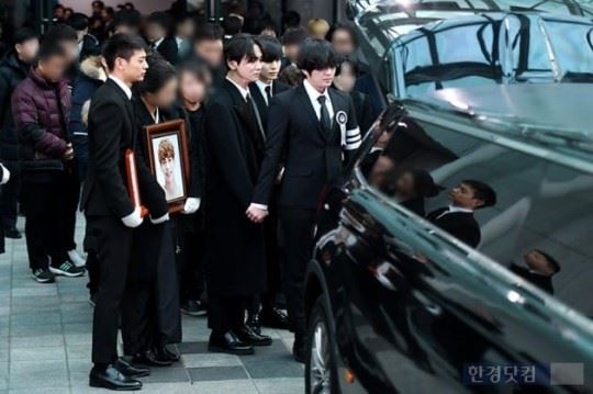 钟铉出殡了！shinee 捧牌位抬棺！少女时代泪崩