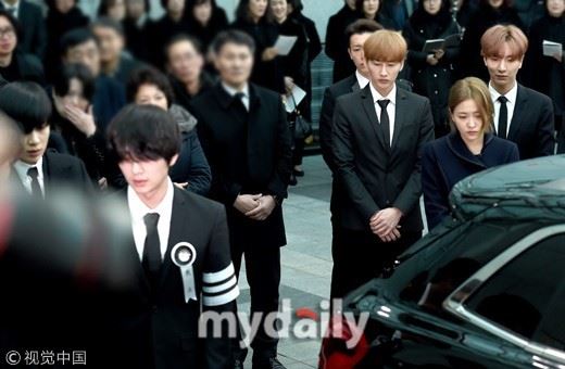 生前ig照片都是她！钟铉最疼爱的师妹站第一排送行