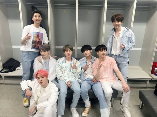 【影片】bts jin 表演时四脚朝天摔倒！吓坏全场观众