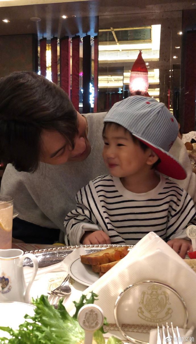ella 儿子劲宝长大了!小酒窝超可爱!网友:超像林俊杰