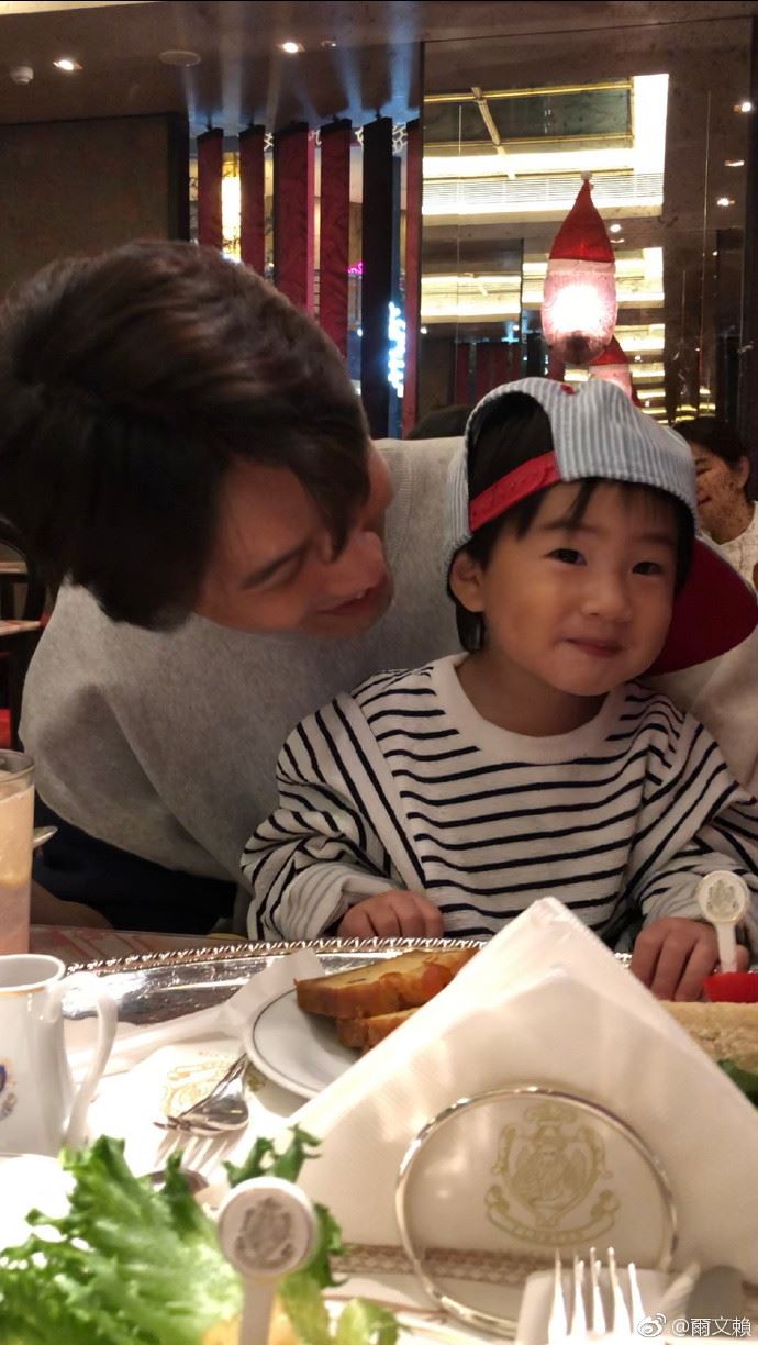 ella 儿子劲宝长大了!小酒窝超可爱!网友:超像林俊杰