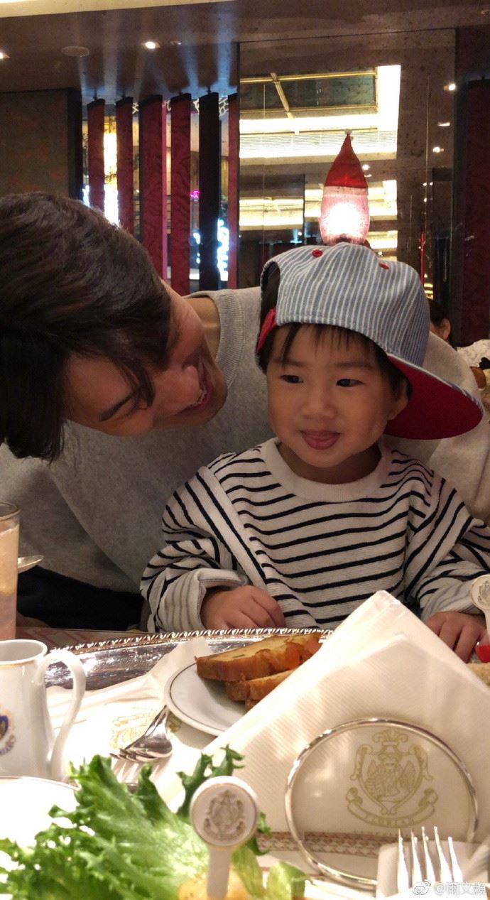 ella 儿子劲宝长大了!小酒窝超可爱!网友:超像林俊杰