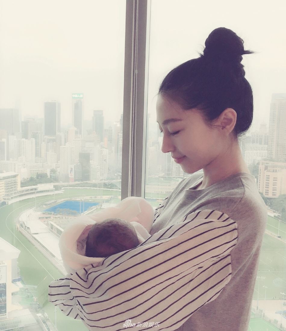 《美女厨房》女神贾晓晨当妈啦！樊少皇晒母女合照秀幸福