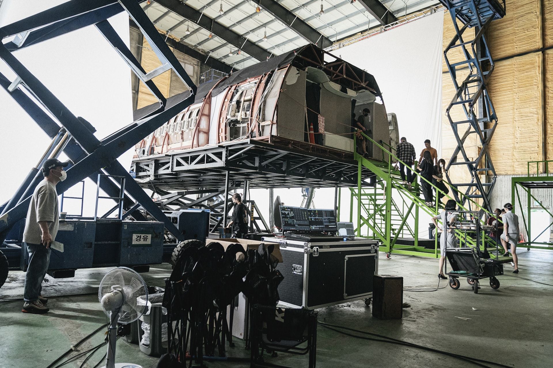 🎬《紧急迫降》赢尽口碑❗️制作组花60天搭建1比1的机舱✈️好真实啊