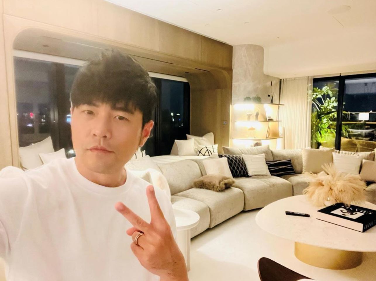 🏠周杰伦公开「豪宅客厅装潢」❗️既气派又不失温馨🔥