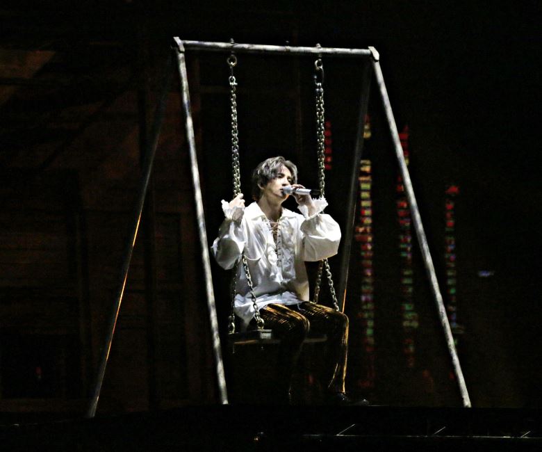 薛之谦唱响吉隆坡夜！用极限诠释「薛氏情歌」惹哭大马粉丝！