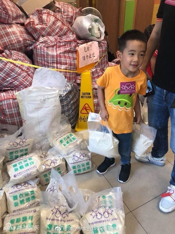【多图】jasper好有爱心！陪应采儿送礼物给老人家