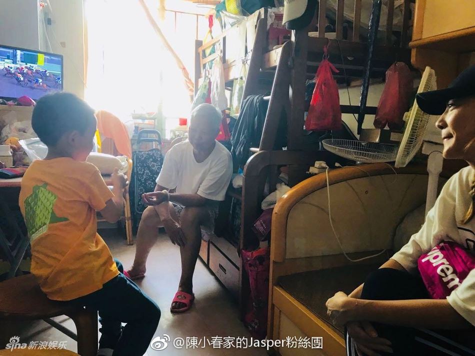【多图】jasper好有爱心！陪应采儿送礼物给老人家