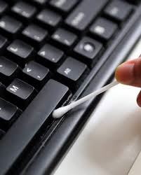 赶走灰尘饼干屑！教你如何清理键盘！