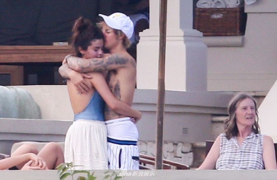 ［多图］justin带selena参加爸爸婚礼！两人猛抱抱到分不开