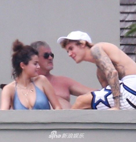 ［多图］justin带selena参加爸爸婚礼！两人猛抱抱到分不开