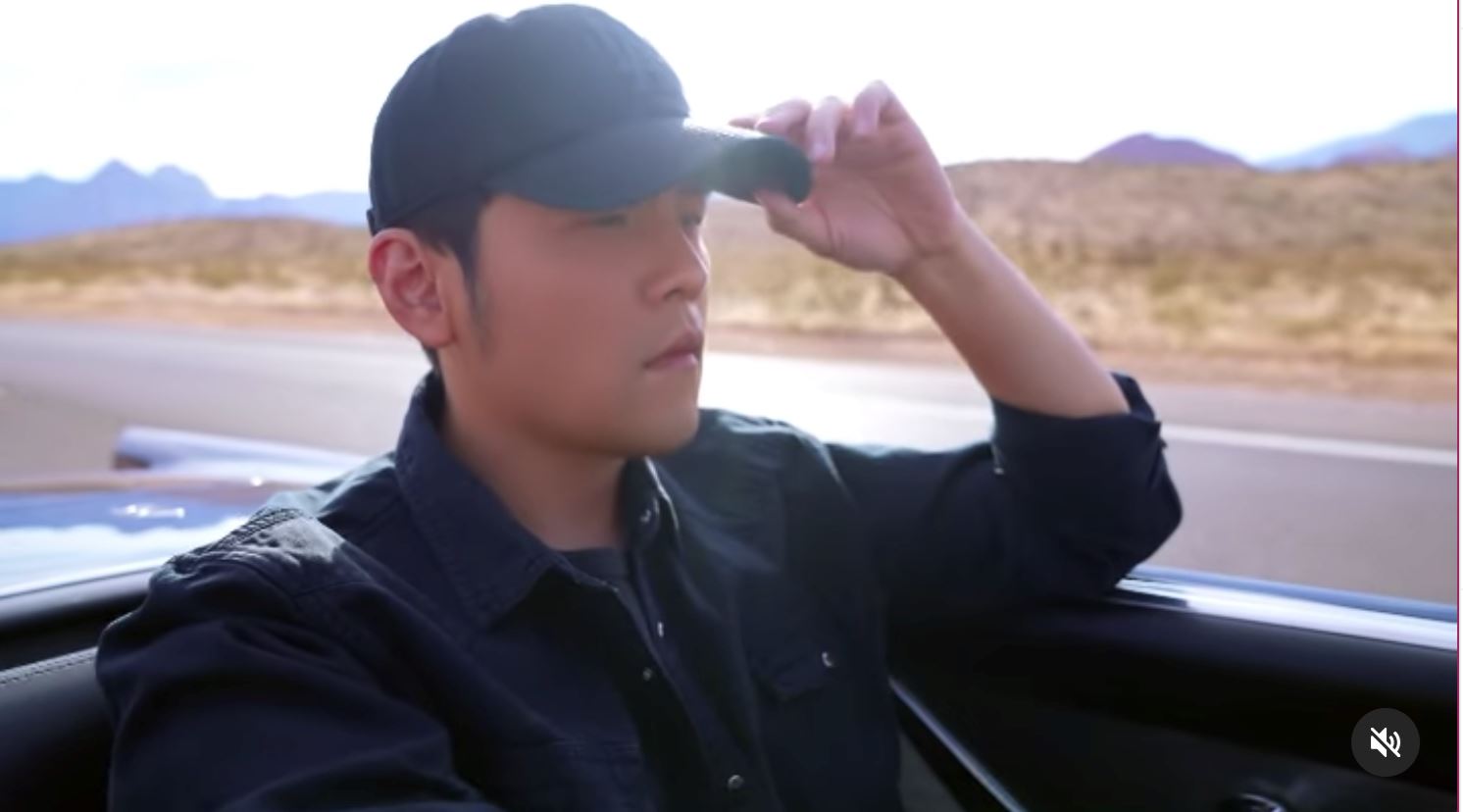 【影片】周杰伦公开新歌mv画面❗️留言问粉丝「有没有回到黑色幽默」