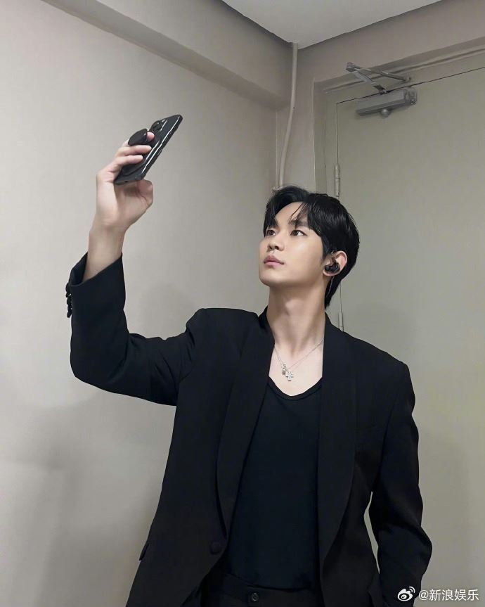 金秀贤莫非偷放闪❓秒删金智媛同款自拍照⚡️