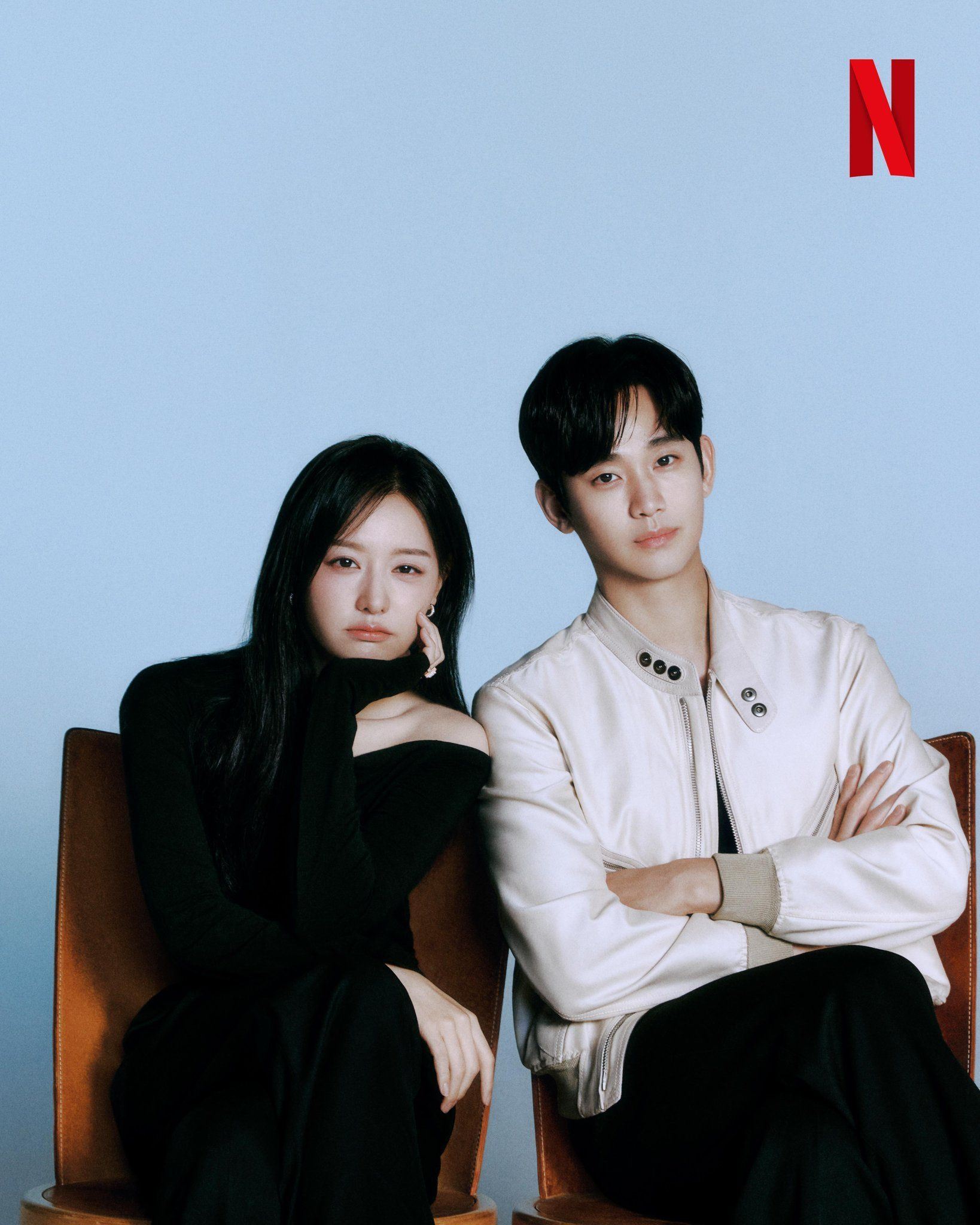 金秀贤莫非偷放闪❓秒删金智媛同款自拍照⚡️