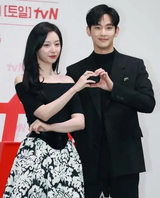 金秀贤莫非偷放闪❓秒删金智媛同款自拍照⚡️