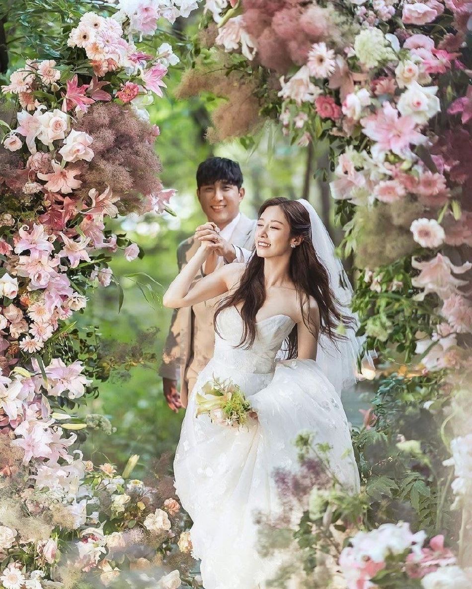 💍【多图】t-ara朴智妍婚纱照曝光❗️花团拥簇温馨甜蜜❤️