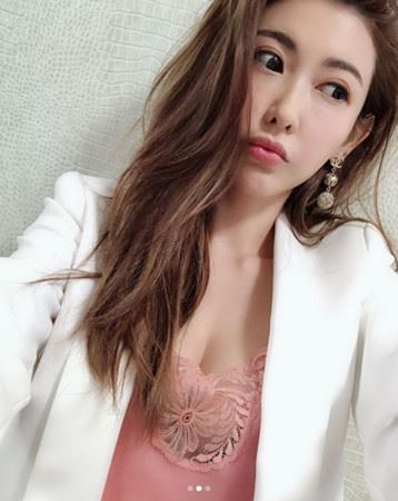 恺乐一连发3张性感照！透视衣事业线超明显