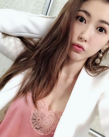 恺乐一连发3张性感照！透视衣事业线超明显