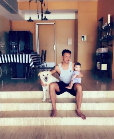 张继聪再晒女儿新照！karina眼睛越来越大 超像妈妈谢安琪