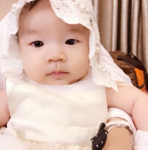 张继聪再晒女儿新照！karina眼睛越来越大 超像妈妈谢安琪