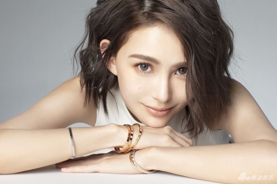 昆凌黑色西装写真曝光！造型知性展现熟女魅力