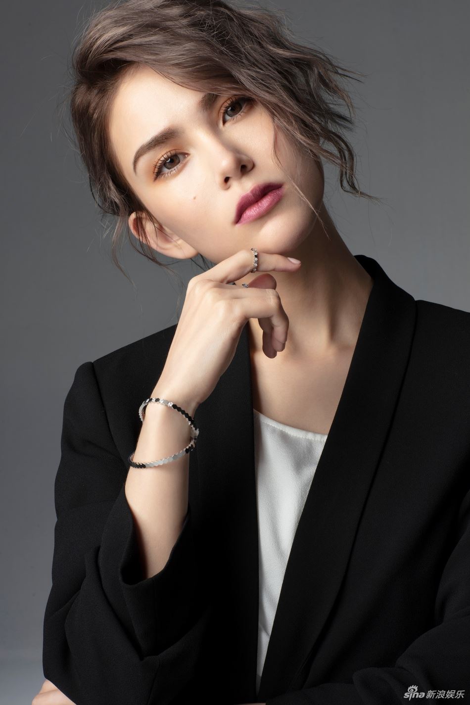 昆凌黑色西装写真曝光！造型知性展现熟女魅力