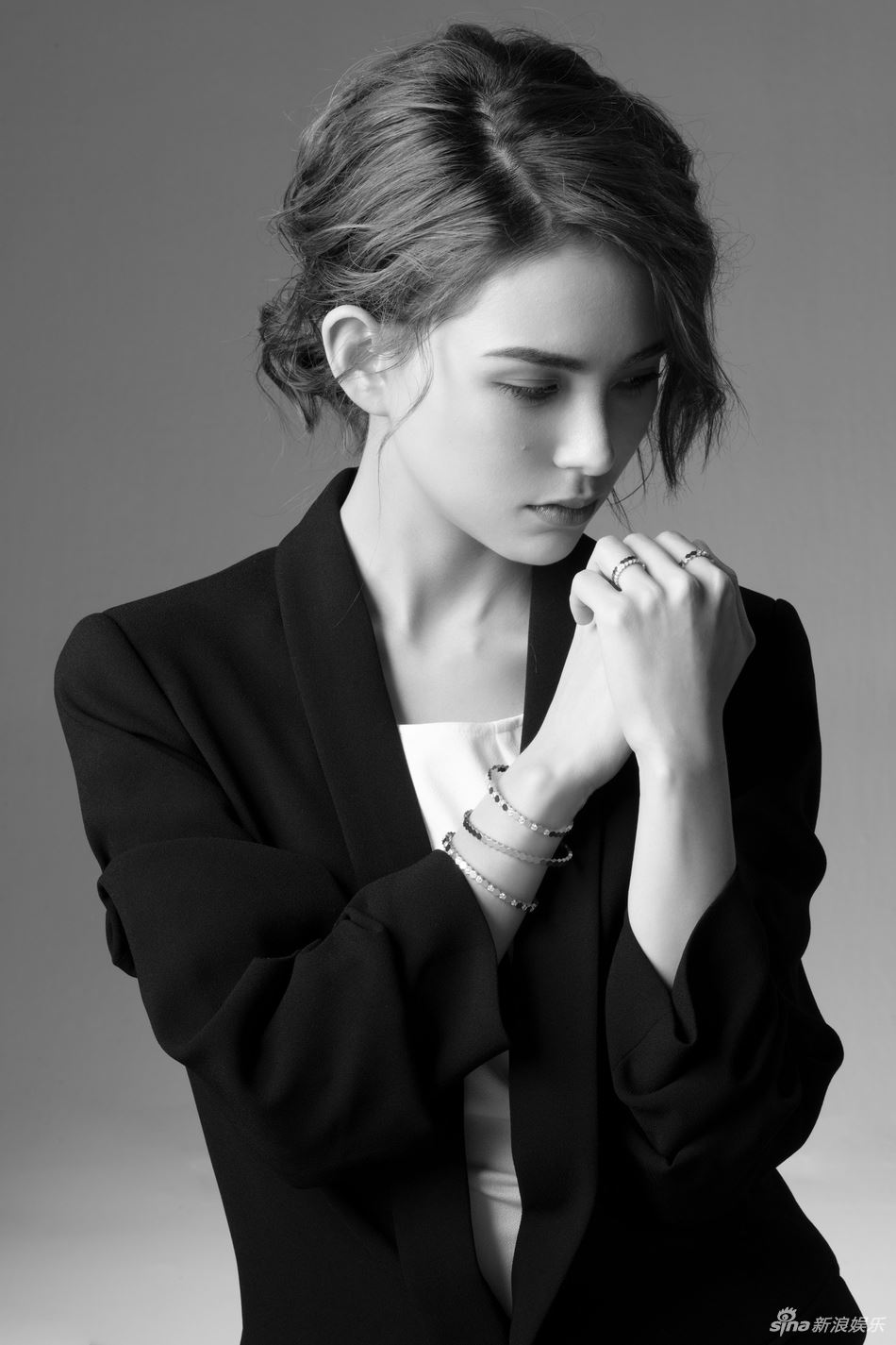 昆凌黑色西装写真曝光！造型知性展现熟女魅力