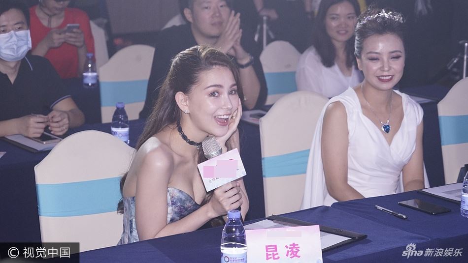 周董会生气吗？昆凌抹胸礼服 show出事业线 好性感啊