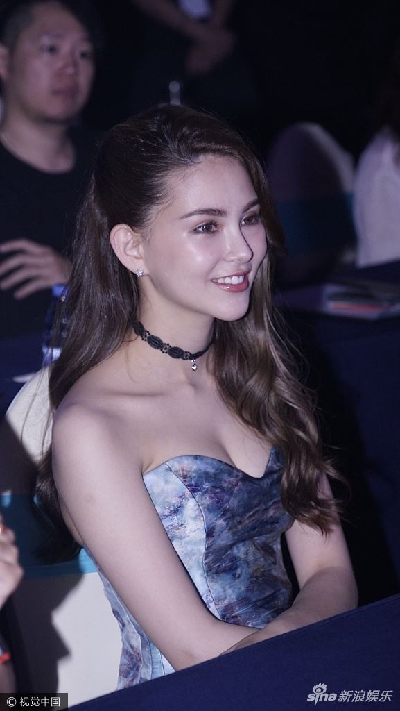 周董会生气吗？昆凌抹胸礼服 show出事业线 好性感啊