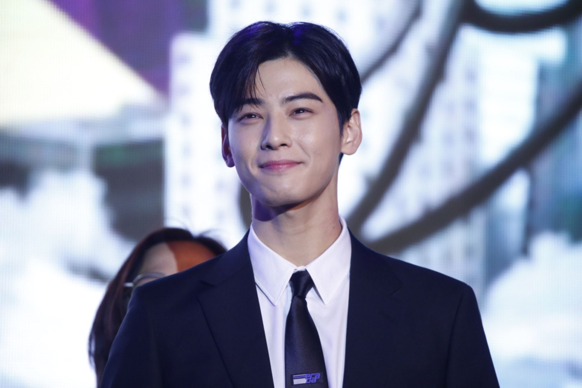 新一代脸蛋担当！周子瑜票选韩国最靓女偶像！最帅的是他