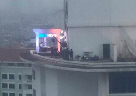 惊悚！韩国新闻主播竟然在高空报新闻！