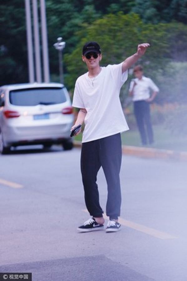 穿搭也freestyle！吴亦凡超爱「踩鞋跟」从骨子里热爱嘻哈