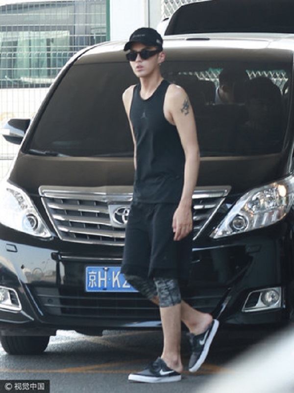 穿搭也freestyle！吴亦凡超爱「踩鞋跟」从骨子里热爱嘻哈